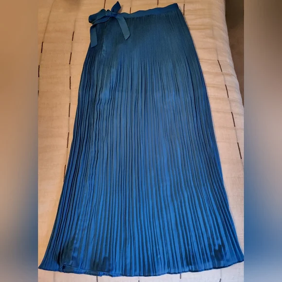 SUGAR LIPS Vibrant Blue Pleated Skirt S - Picture 2 of 10